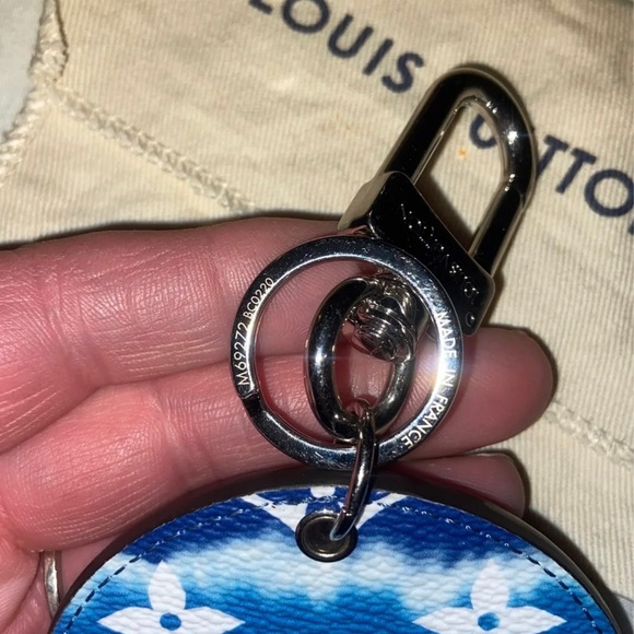 /traded/💯 LOUIS VUITTON
Monogram Escale Bag Charm Key Holder Blue Ombré Disc - Picture 12 of 14